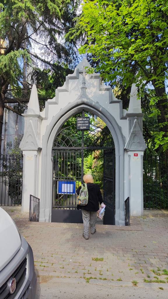 2023. Notre Dame de Lourdes Giriş Kapısı. Foto Enis Can Kilimci.