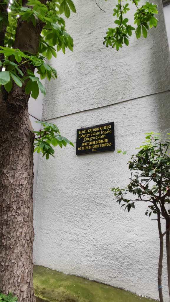 2023. Notre Dame de Lourdes Gürcü Kilisesi Tabela. Foto Enis Can Kilimci.