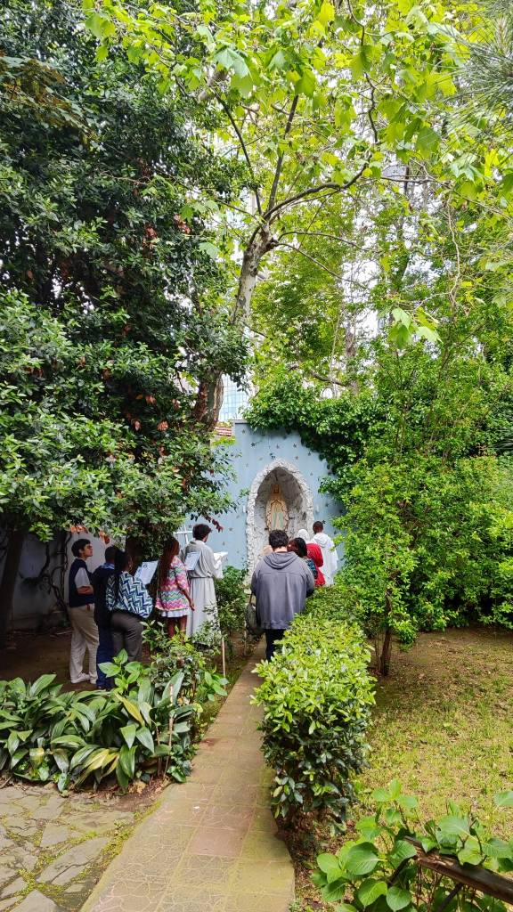 Meryem Ana heykeli önünde Tesbih duası, 2023. Notre Dame de Lourdes. Foto Enis Can Kilimci.