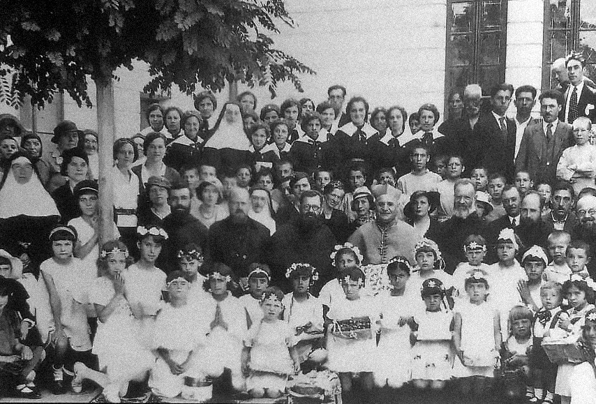 Yambol 1934, Assompsiyonist Rahibelerinin okulu, Öğretmenler ve öğrenciler Ortada: P. Josafat ve yanında sonra Papa olan Mgr. Roncalli.