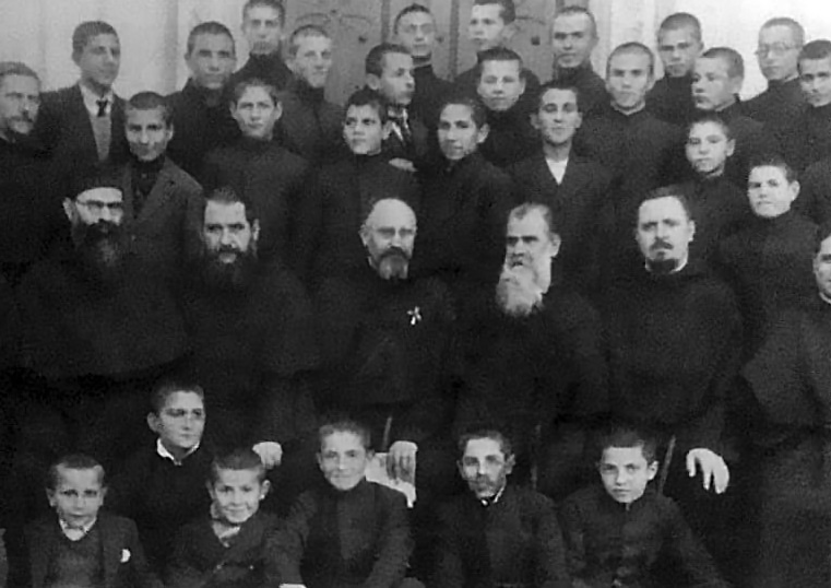 Plovdiv'deki ruhban okulunun öğretmen ve öğrencileri, ekim 1935 Soldan sağa: Fr. Ceorges. PP Kamen, Hippolyte, Ausone, İvan, Canisius, Fr. Cyrille.