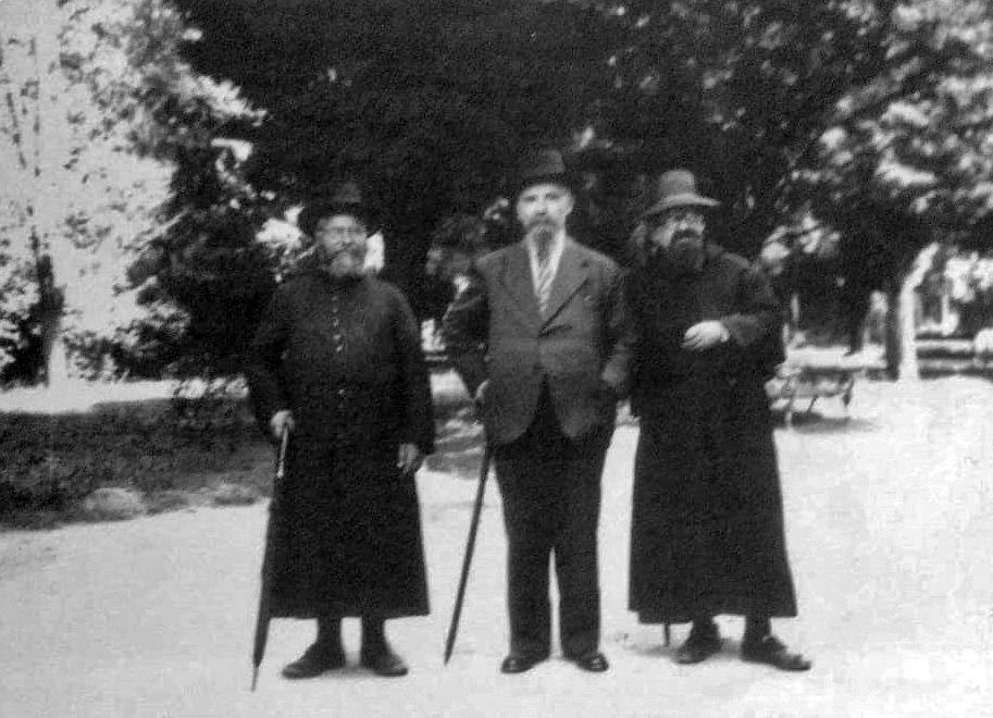 Yambol, Temmuz 1936 Soldan sağa: yerli bir din adamı, 
P. Andéol (Türkiye’deki kisveler kanunundan sonra). P. Josafat